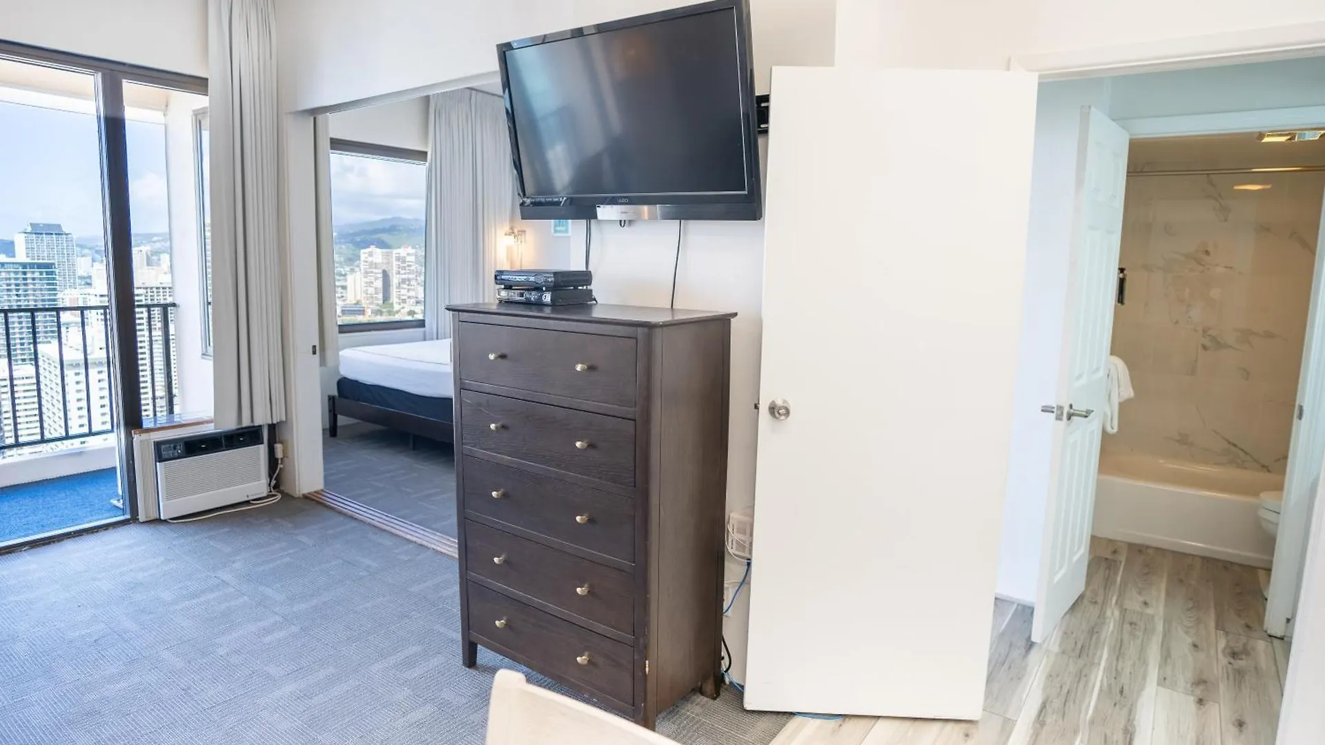 Just Remodeled Ocean View Waikiki Banyan Penthouse! Free Parking! Apartment Honolulu United States