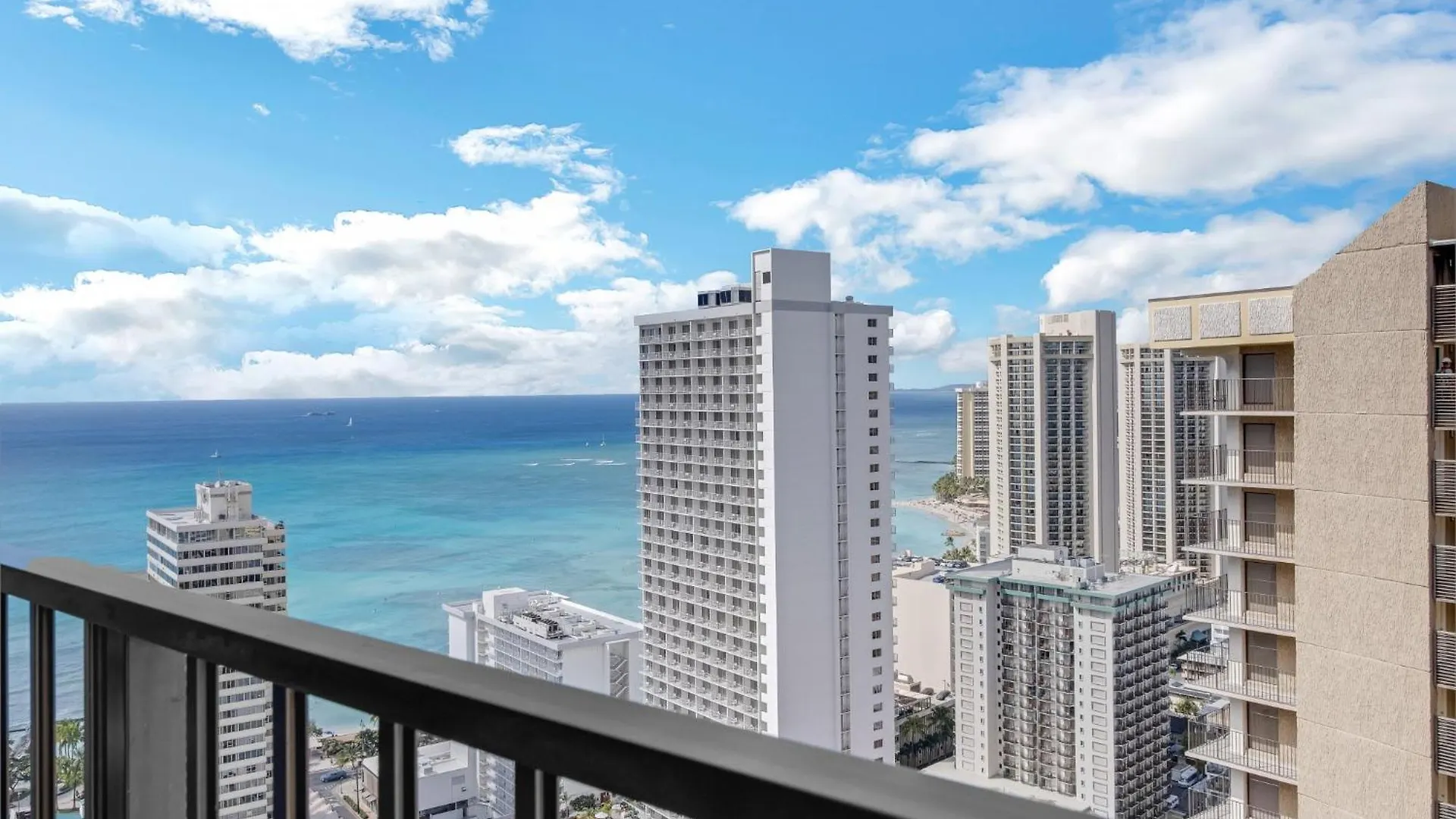 Just Remodeled Ocean View Waikiki Banyan Penthouse! Free Parking! Apartment Honolulu