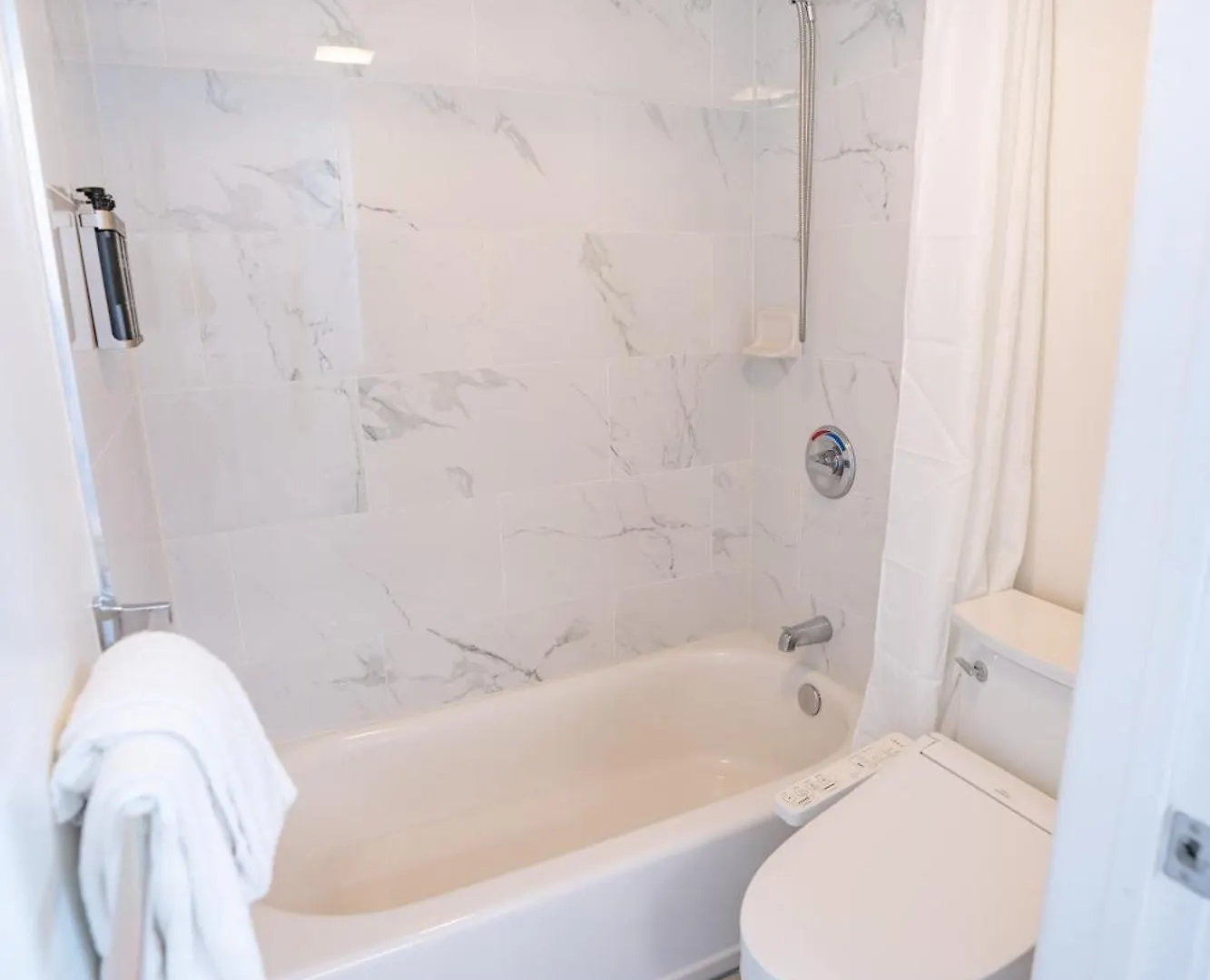 Just Remodeled Ocean View Waikiki Banyan Penthouse! Free Parking! Apartment Honolulu